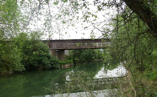 Refuerzan el puente metálico sobre el Oria a su paso por Villabona