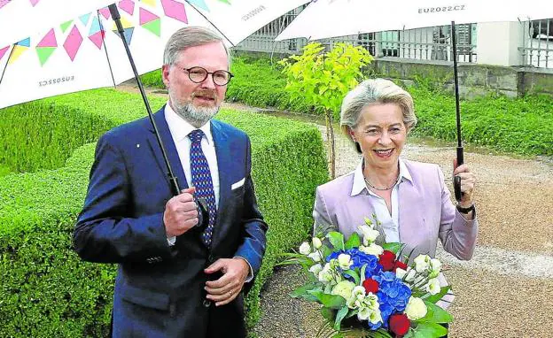 Czech Prime Minister Petr Fiala welcomes European Commission President Ursula von der Leyen at Litomysl Castle.