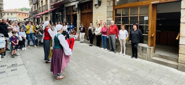 Agur con aurresku y aplausos a Eskolatxo