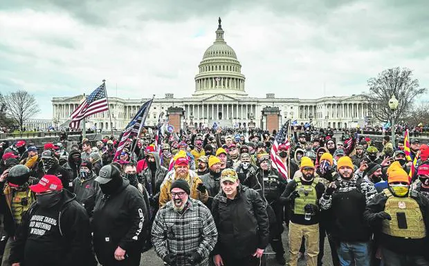 Thousands of Trump supporters surrounded the Capitol to prevent Biden's electoral victory from being certified. 