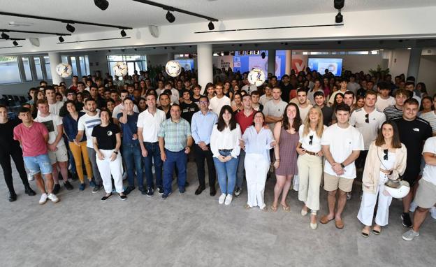 Voluntarios y profesionales de la Donosti Cup, una gran familia