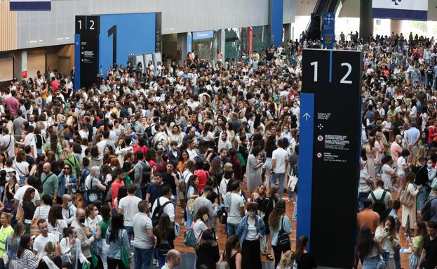 Miles de enfermeras toman el BEC en una multitudinaria oposición: «Tardas al menos diez años en conseguir plaza»