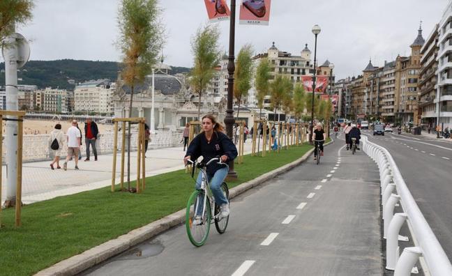 El renovado bidegorri de La Concha, separado de la acera con tepes de césped y protegido de la calzada con el quitamiedos blanco./LUSA