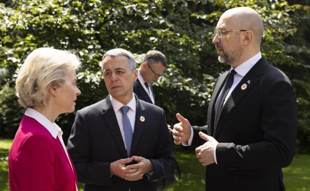 Ursula von der Leyen with other leaders at the conference held in the Swiss city of Lugano for the reconstruction of Ukraine. 