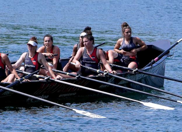 El buen inicio liguero de las dos traineras de Hibaika invita a ser optimista y muy ambicioso
