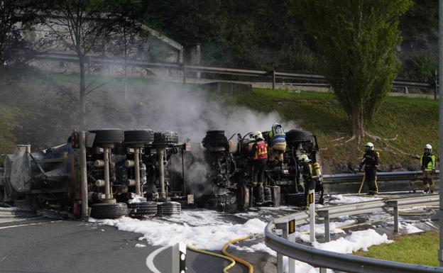 Fallece el conductor de un camión después de volcar junto al peaje de Orio