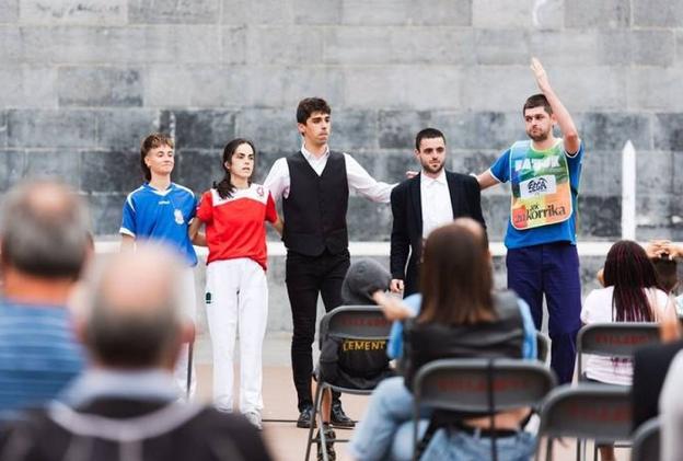 Humor y juego en el frontón de la plaza de la mano de Arteola