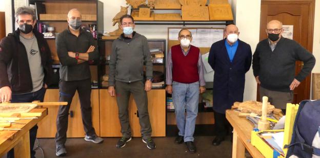 Demostración pública de cómo tallar madera