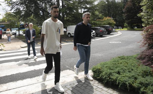 Brais Méndez, «muy contento» al llegar a Donostia, pasa el reconocimiento médico