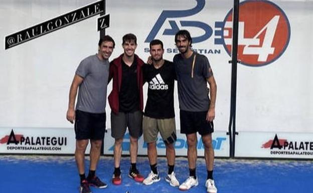 Elustondo y Carlos Martínez, encantados de jugar a padel en Donostia Rául González Blanco
