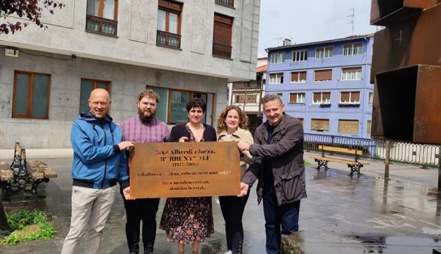 Una placa recuerda al escultor Burruntxali