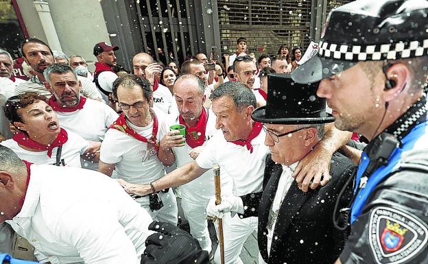 Radicales intentan agredir a Enrique Maya, alcalde de Pamplona, y hieren a tres agentes locales