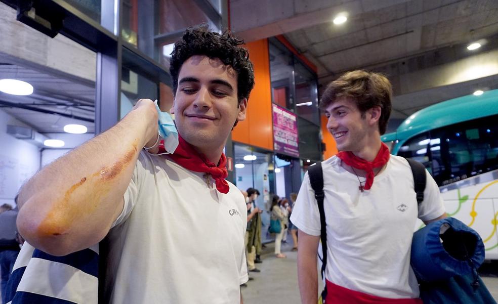 Marea de pañuelicos rumbo a la fiesta