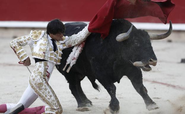 La festiva corrida del centenario cumple en Pamplona