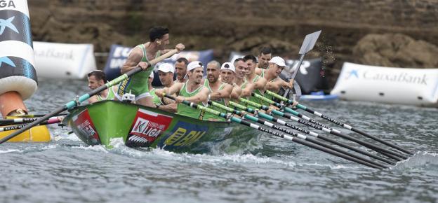 Una bandera, muchos puntos y el liderato en juego en aguas de A Coruña