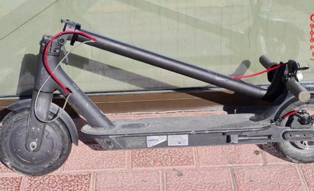 Multada una pareja por introducir un patinete eléctrico en el encierro