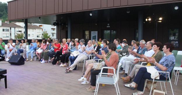 El recital 'Txori Kantazale' envolvió al público con música y textos de Lete