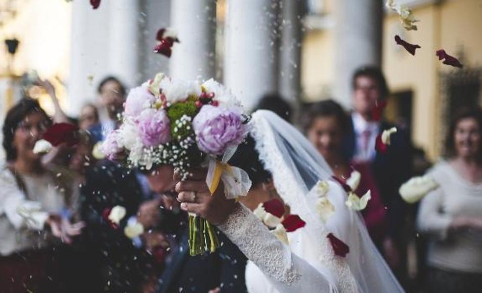 «La gente va espantosa a las bodas, empezando por influencers sin gusto ni criterio»