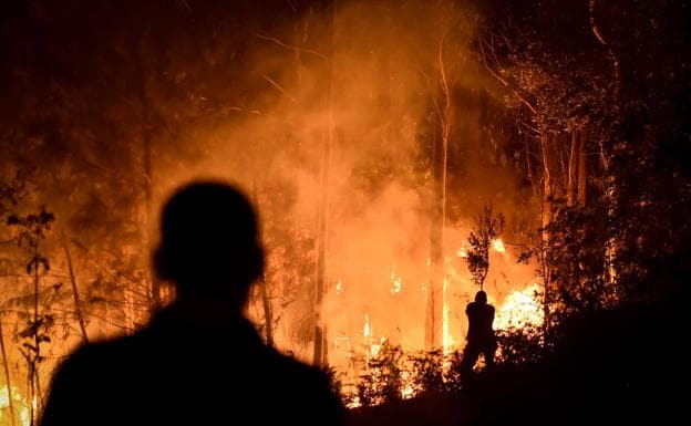 Firefighters fight the fire in Leiria, in the center of the country