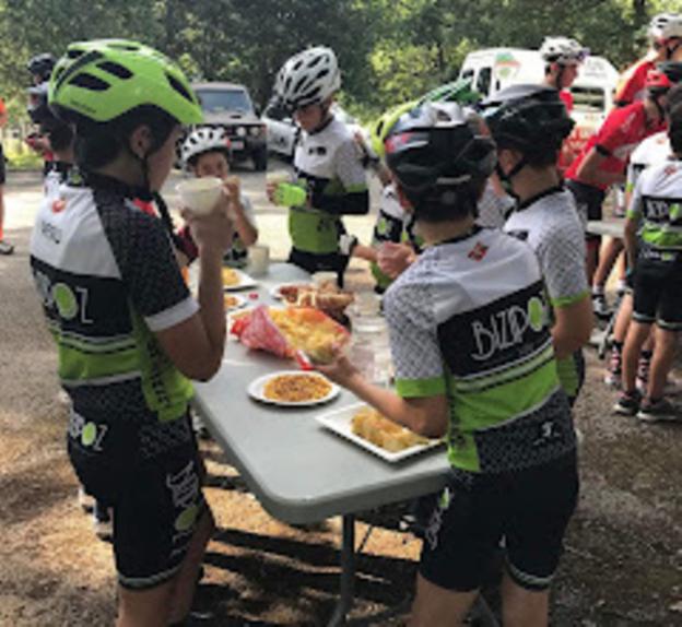 Fin de curso de la escuela ciclista, mientras los juveniles preparan la Subida a Arantzazu