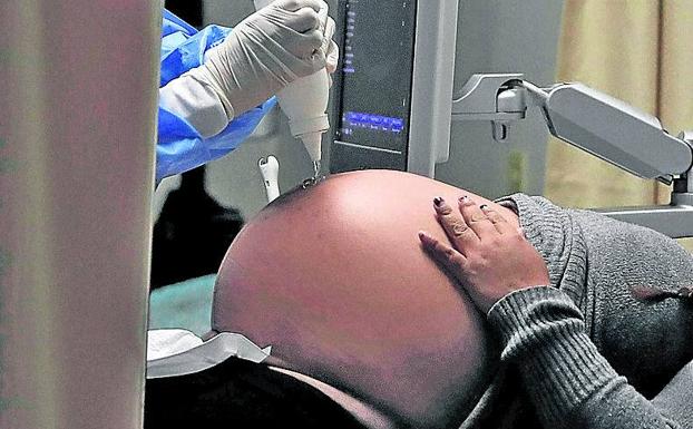 A pregnant woman passes a medical check-up.  Photo resource.
