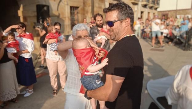 Udalbatzaren aurreskuak piztu eta berotu du herriko jaien hasiera jendetsua