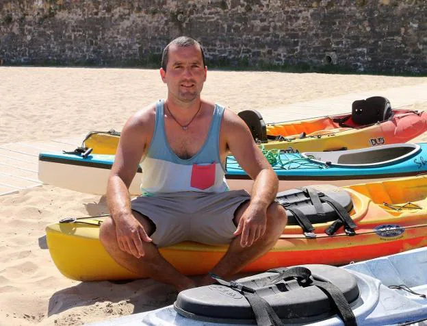 Until mid-September, he'll be on Hondarribia Beach offering guided tours and kayak rentals. 