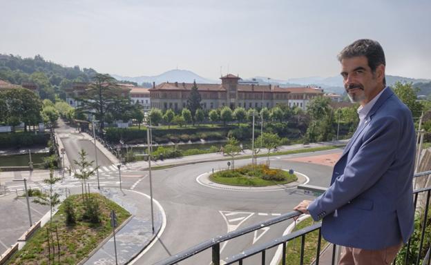 «Los cuarteles están acabados en su ubicación actual y tarde o temprano deberán salir de Loiola»