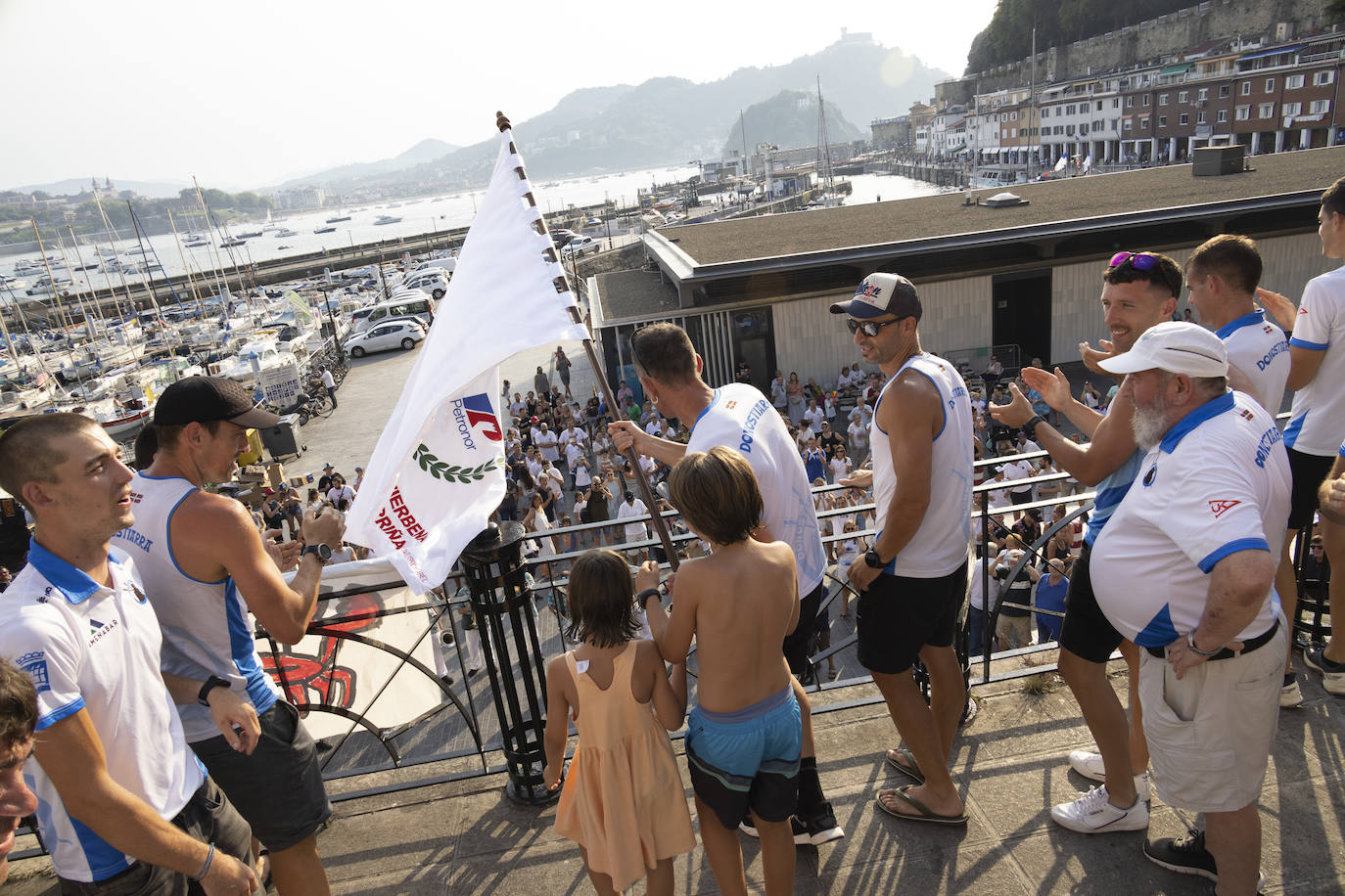 Donostiarra surfea en Zierbena rumbo a la bandera