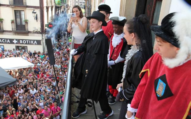 Hoy, aurresku y tamborrada infantil