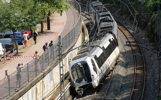 El Topo descarrila sin heridos en Amara por la posible dilatación de las vías por el calor