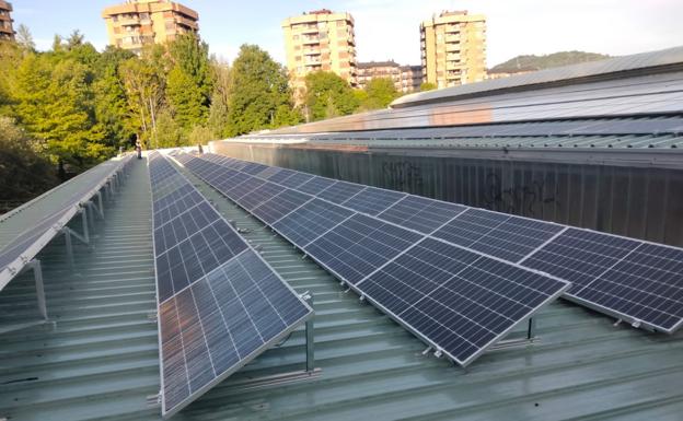 Las placas solares de 13 edificios públicos permitirán ahorrar 122.500 euros al año