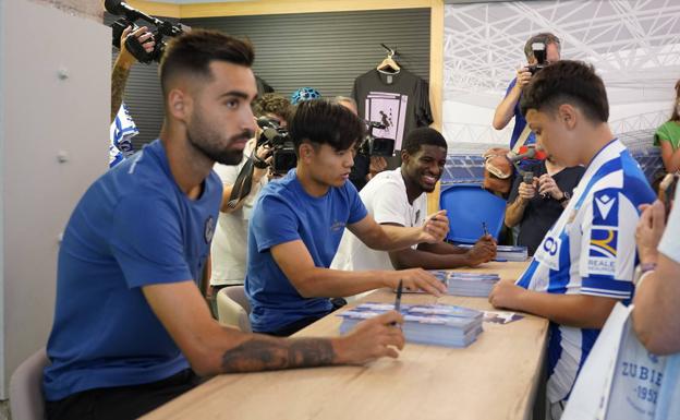 Los tres fichajes se dan un baño de masas