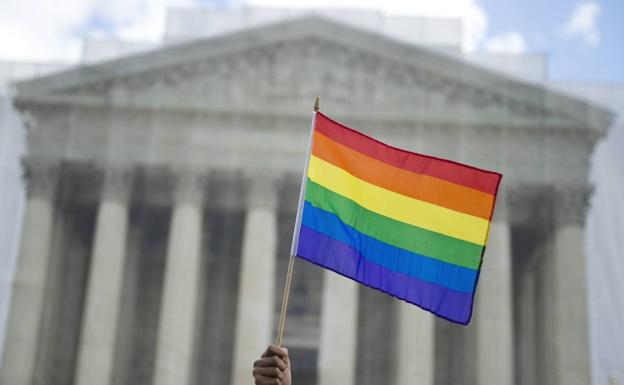 A protester flies the homosexual flag in front of the US Supreme Court in 2013, during the deliberation on the approval or not of same-sex marriage