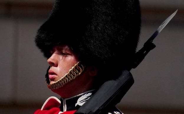 A Buckingham Palace guard sweats from high temperatures, which this Tuesday have broken the all-time record in the United Kingdom