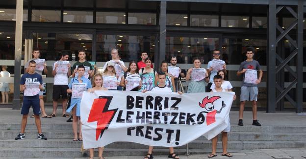 Festa herrikoien Haujijijai batzordeak jaietako egitaraua prestatu du