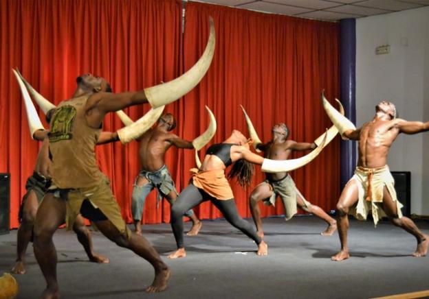 Uganda Sticks ofrecerá su espectáculo en Monterrón, en el marco de Udazabal