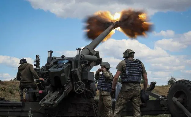 Ukrainian soldiers fight on the Donbas front in the east of the country