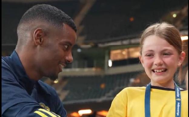 Las lágrimas de emoción de una seguidora sueca al conocer a Alexander Isak