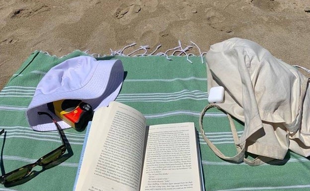 7 novelas de moda para disfrutar durante los días de playa