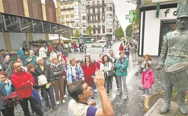 Un guía ilustra a un grupo de turistas sobre la historia de la Tamborrada./usoz