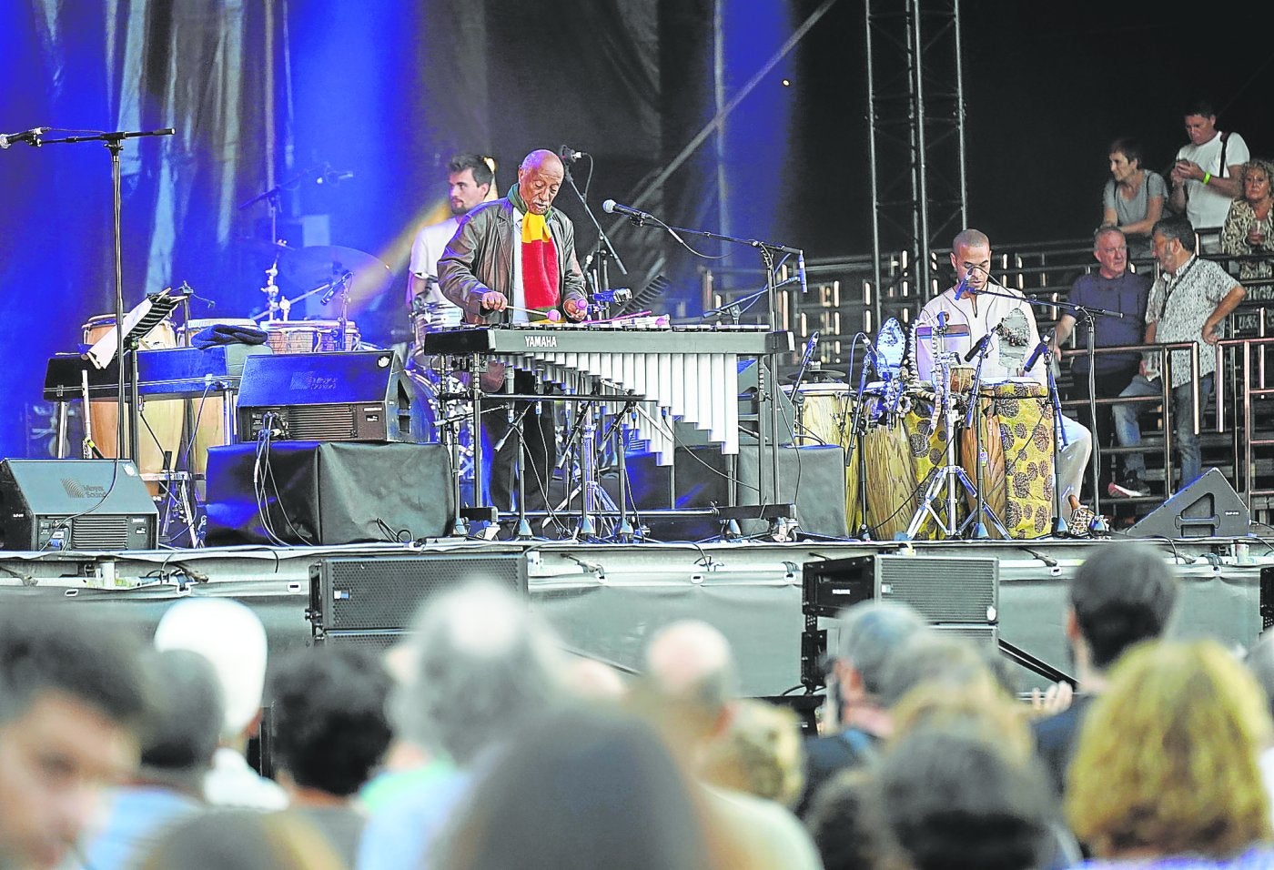 Calma en la arena, 'swing' en la terraza