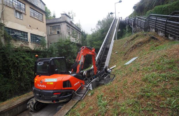 En marcha las labores de desmontaje de las escaleras mecánicas de Errotaberri