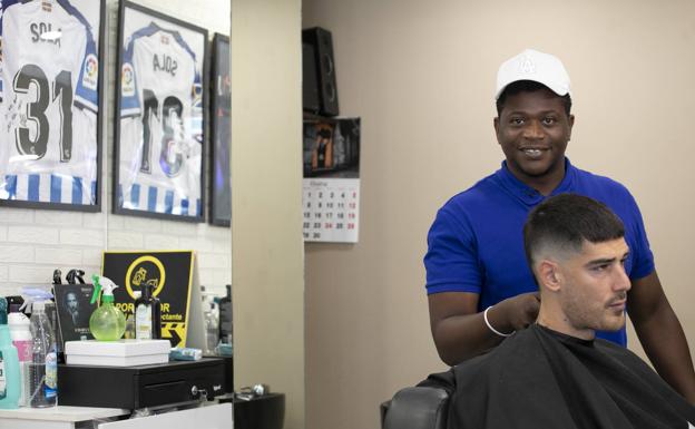 Bilal, el peluquero de moda entre los jugadores de la Real