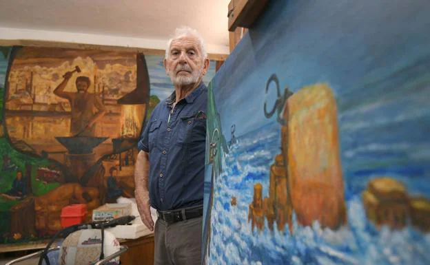 Luis Cisneros, with two of his works, in his workshop in Orio. 