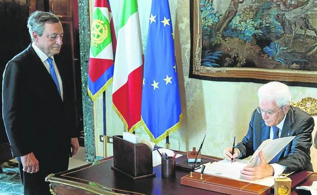 Draghi watches as Italian President Sergio Mattarella signs the decree dissolving Parliament. 
