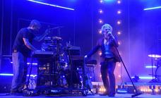 Abraham Boba durante su concierto en la Zurriola al frente de León Benavente./PEDRO MARTÍNEZ