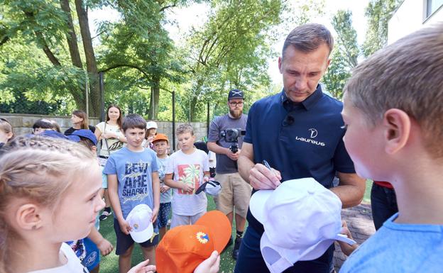 Shevchenko signs autographs during his visit to young refugees in Poland
