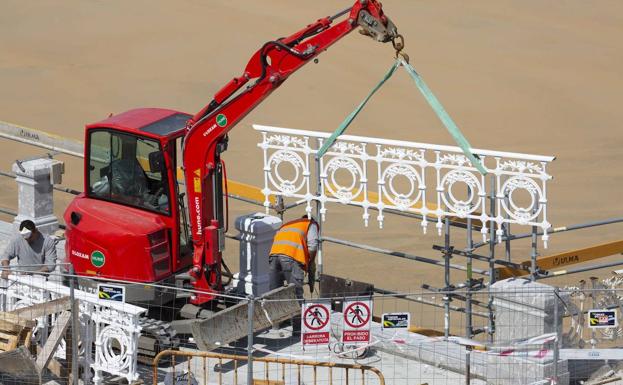 El viaje de la icónica barandilla de La Concha desde la fundición al Paseo