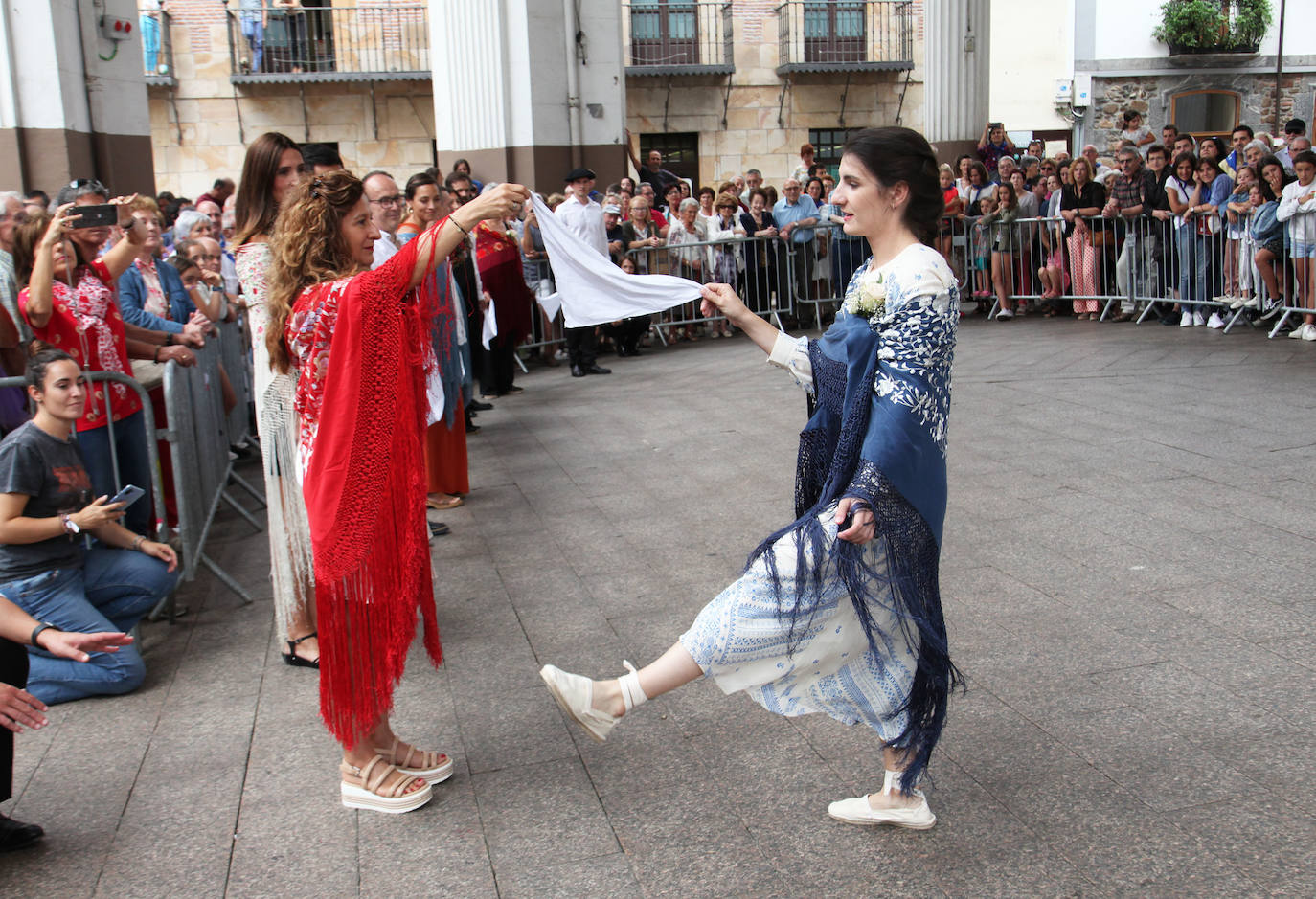 Por primera vez en 500 años una mujer encabeza la eskudantza de santaneros de Ordizia